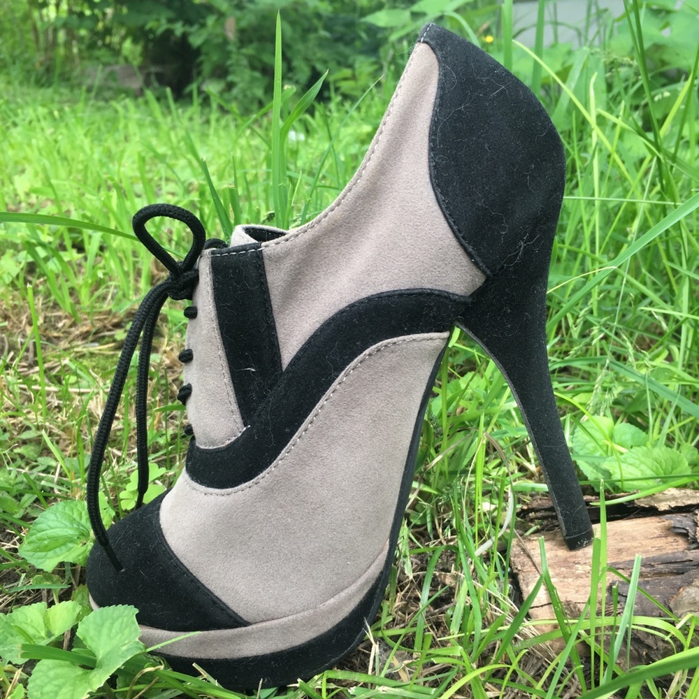 ShoeDazzle lace up pumps sz 7.5